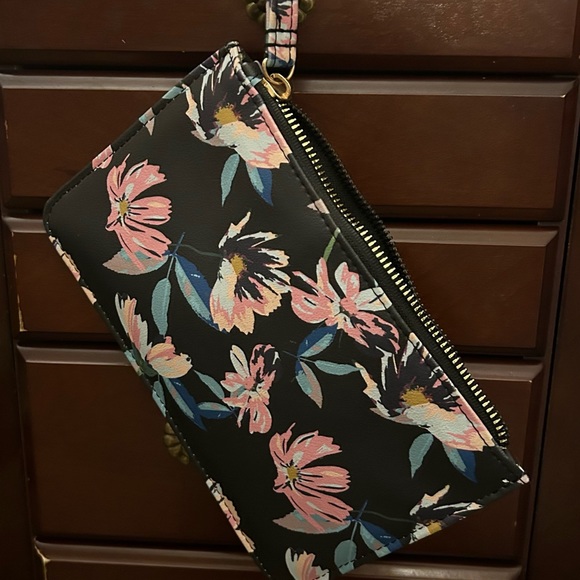 KENSIE wristlet. - Picture 2 of 5